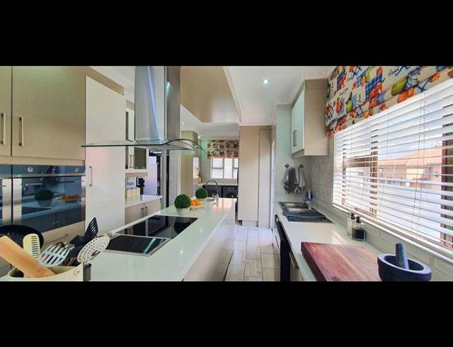 4 BEDROOM TOWNHOUSE FOR SALE IN SOUTH CREST